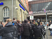 standen vor verschlossenem Hauptbahnhof: Reisende mussten ausweichen auf Busse oder in München bleiben ©Fotos & Video: Martin Schmitz